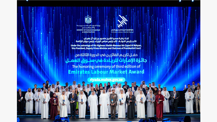تحت رعاية منصور بن زايد .. ذياب بن محمد بن زايد يكريم الفائزين بالدورة الثالثة من "جائزة الإمارات للريادة في سوق العمل"