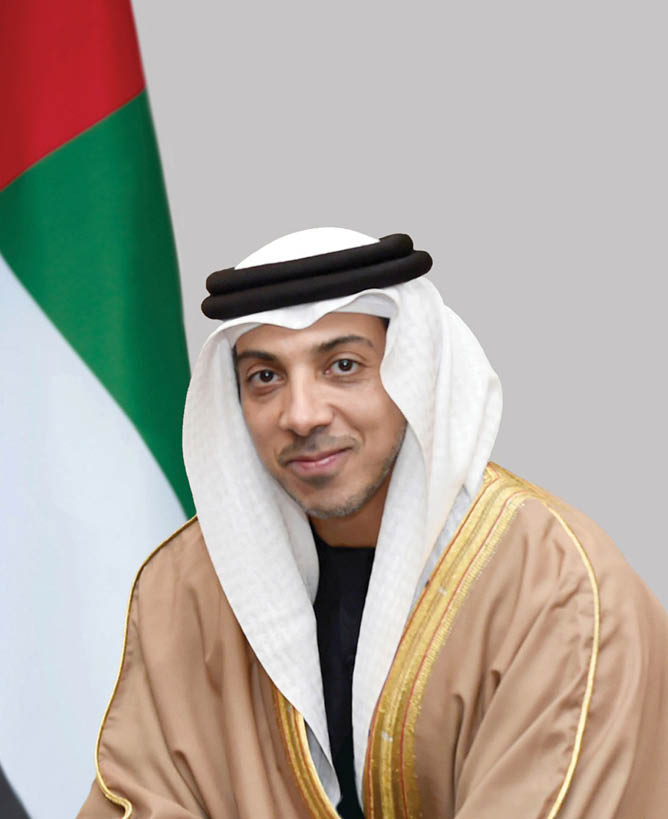  أبوظبي في 11 يونيو / وام/ هنأ سمو الشيخ ذياب بن زايد آل نهيان سمو الشيخ منصور بن زايد آل نهيان نائب رئيس الدولة نائب رئيس مجلس الوزراء وزير ديوان الرئاسة مالك نادي مانشستر سيتي، بمناسبة تتويج فريق مانشستر سيتي بلقب دوري أبطال أوروبا للمرة الأولى في تاريخه.  وأعرب سمو الشيخ ذياب بن زايد آل نهيان عن بالغ سعادته بهذا الإنجاز، مؤكداً أنه جاء نتيجة للرؤية الثاقبة التي يمتلكها سمو الشيخ منصور بن زايد آل نهيان، والتي أثمر عنها تحقيق اللقب الأغلى بكل جدارة واستحقاق رغم المنافسة القوية من أقوى أندية القارة.  وقال سموه: ”بقيادة الشيخ منصور بن زايد وجهوده الحثيثة تحول مانشستر سيتي إلى رقم صعب محلياً وقارياً، وفوزه باللقب الأوروبي الأكبر يرسخ مكانته الكبيرة في عالم كرة القدم، ويعكس تفرد النموذج الرياضي الذي يقدمه النادي“.  كما هنأ سموه أعضاء الجهازين الفني والإداري، واللاعبين، والقائمين على النادي، على ما بذلوه من جهود خلال الموسم الحالي، متمنياً لهم مزيداً من الإنجازات والألقاب.